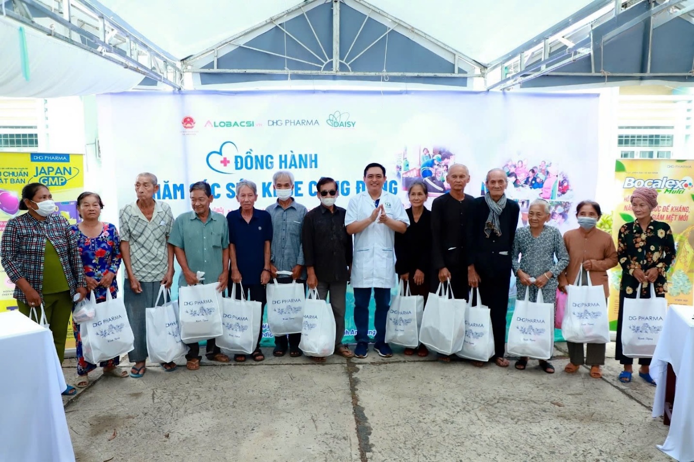 20 phần quà được DHG Pharma trao tận tay, tiếp thêm động lực cho các hộ khó khăn tại xã Nhơn Hội