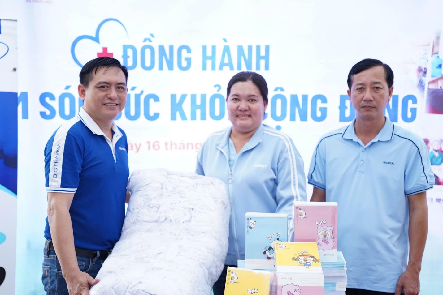 Niềm vui đến trường được nhân đôi khi DHG Pharma trao tặng tập vở và quần áo cho các em nhỏ Nhơn Hội