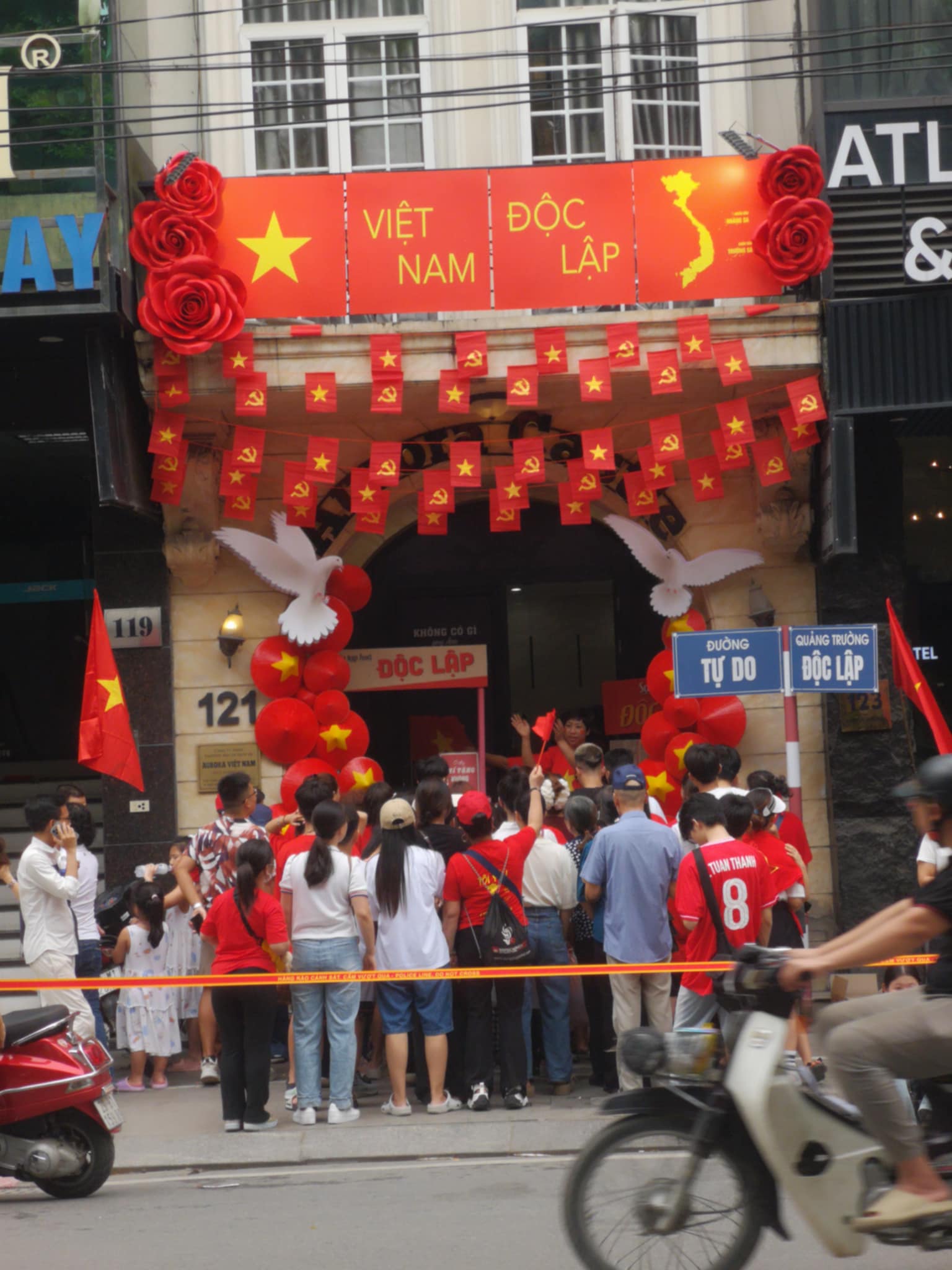 Mặc dù Quỳnh Anh thông báo 15h phát kem nhưng có nhiều người đã có mặt rất sớm để check _in. 