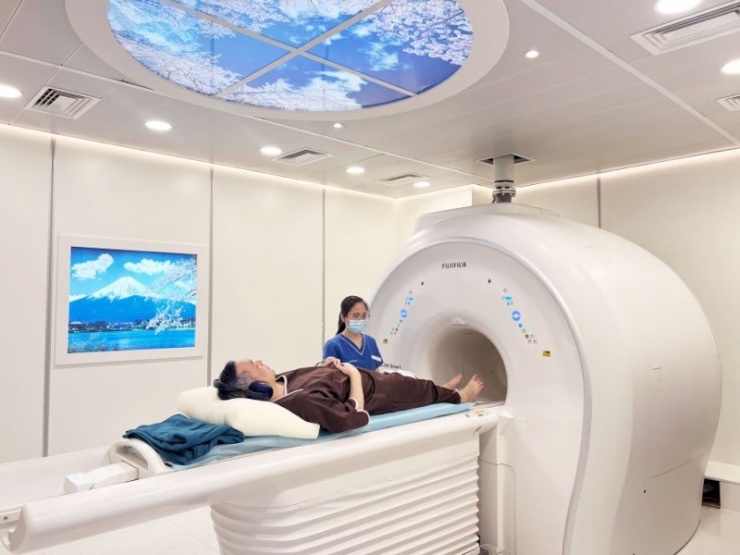 Chụp hình MRI là một kỹ thuật không đau, không cần tới thuốc mê. Đối với trường hợp đặc biệt (người bệnh kích động, trẻ nhỏ, bệnh nhân không tự chủ được…) có thể phải dùng an thần hay gây mê. Ảnh minh họa: Internet