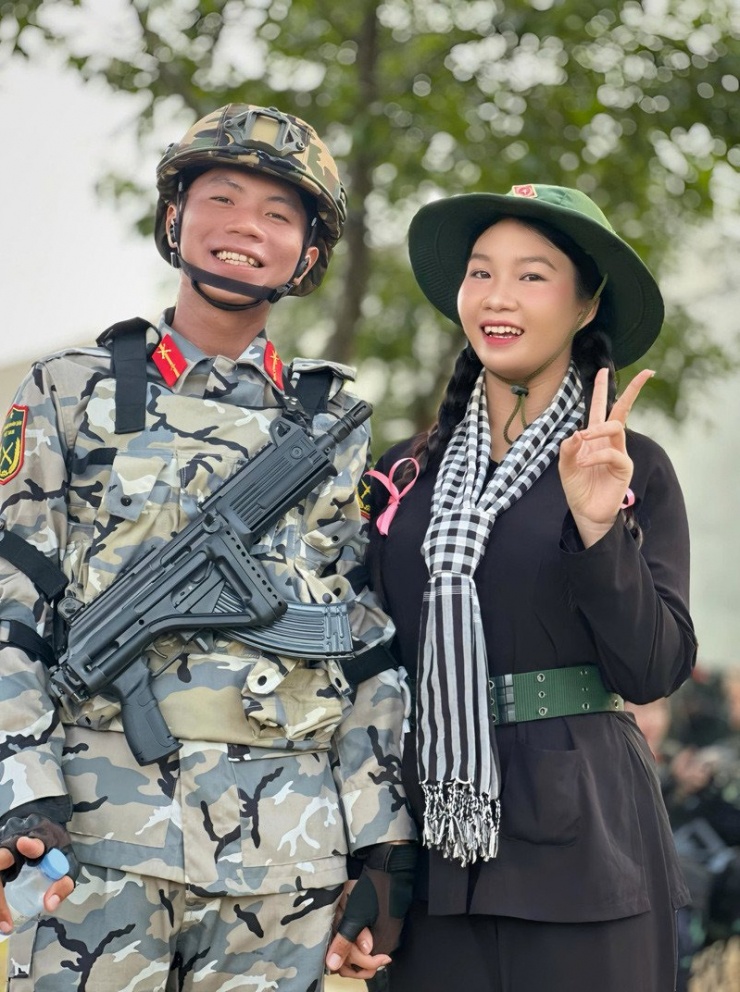 Nữ du kích và chàng lính dù có chuyện tình thú vị 