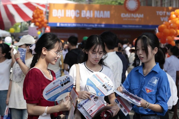 Thí sinh lựa chọn nguyện vọng xét tuyển ÐH năm 2025. Ảnh: NHƯ Ý
