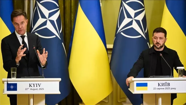 Tổng thư ký NATO Mark Rutte (trái) và Tổng thống Ukraine Volodymyr Zelensky tại cuộc họp báo chung ở thủ đô Kiev (Ukraine) ngày 22-8. Ảnh: ANADOLU AGENCY