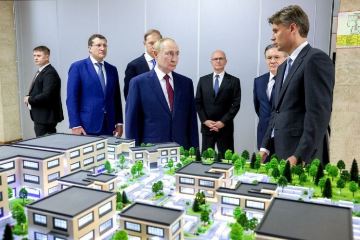 Tổng thống Nga Vladimir Putin tham quan một cuộc triển lãm trong chuyến thăm trung tâm nghiên cứu hạt nhân của Nga tại Sarov, Vùng Nizhny Novgorod, Nga. Ảnh Reuters. 