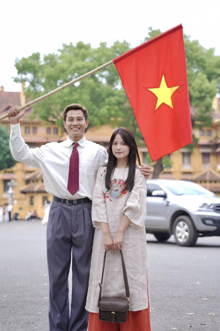 Ngoài hình ảnh các vai diễn và bộ phim, Facebook của Phương Nam đều là ảnh vợ và con. Anh dành nhiều lời khen cho bạn đời, thích 'nịnh' vợ bằng những câu chữ ngọt ngào. Vợ chồng anh kết hôn năm 2021, đến nay có một con gái.