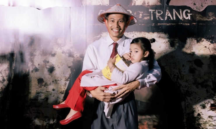 'Anh Tạ' bế con gái trên thảm đỏ.