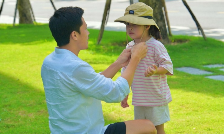 Phương Nam được biết đến là người đàn ông của gia đình. Anh nói đời sống của anh 10% là công việc, 90% là ở bên con gái. Anh và vợ thích cùng bé Ốc trải qua những cột mốc của tuổi thơ. Gần đây, khi phim 'Mưa đỏ' ra rạp, anh đưa con gái đồng hành trong cả hai sự kiện ra mắt phim tại Hà Nội và TP HCM.