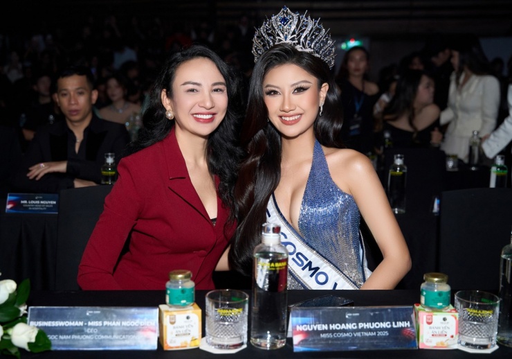 Hoa hậu Ngọc Diễm vui vẻ trò chuyện, chụp ảnh cùng đàn em Phương Linh.
