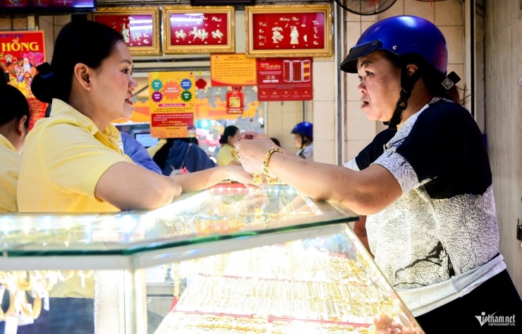 Chênh lệch giữa giá vàng thế giới và vàng trong nước ngày càng lớn. Ảnh: Nguyễn Huế