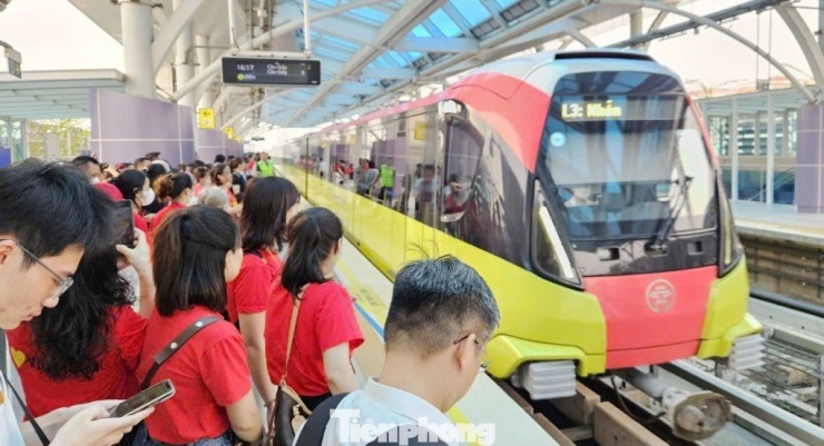 Dịp Quốc khánh 2/9 năm nay, hành khách đi xe buýt và tàu điện ở Hà Nội được miễn phí.