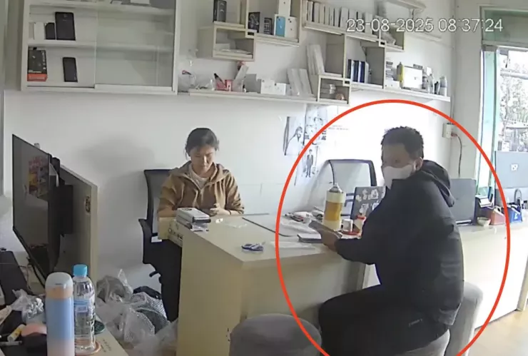 Camera cửa hàng quay lại toàn bộ hành vi cướp táo tợn. Ảnh: Cắt từ clip.