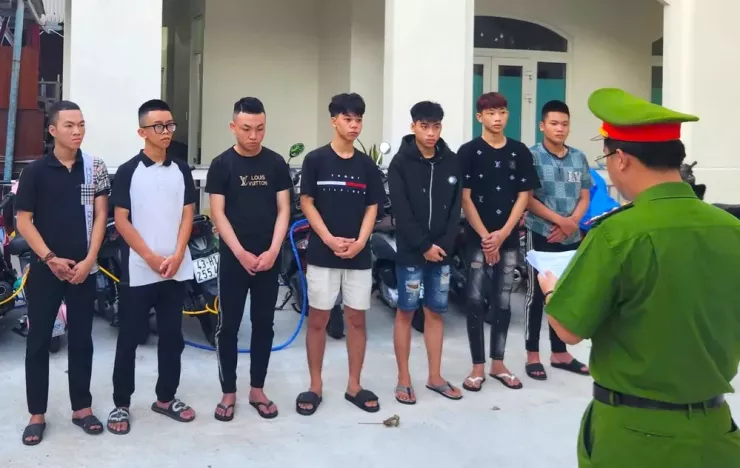 Cơ quan công an đọc lệnh khởi tố đối với 7 bị can. Ảnh: CA.