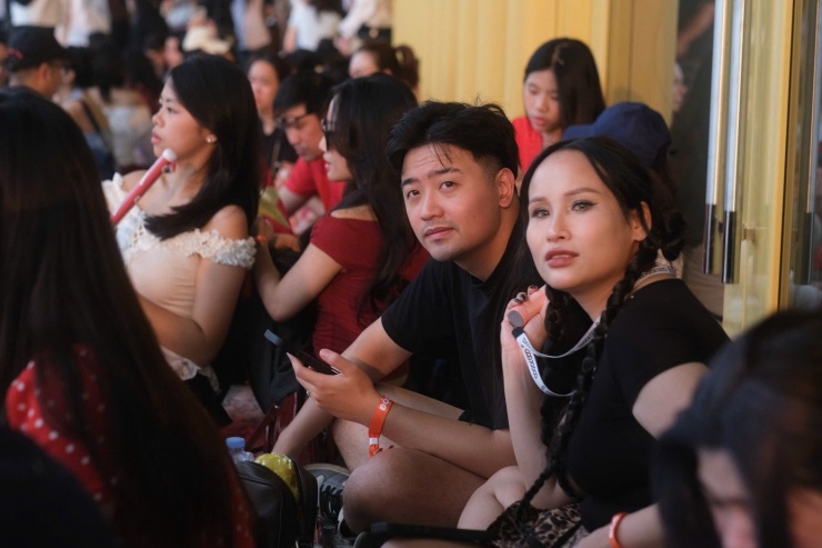 Người hâm mộ tìm chỗ trú mưa ở khu vực sảnh Trung tâm Hội chợ Triển lãm quốc gia. Yếu tố thời tiết không làm giảm đi sự nhiệt huyết của các bạn trẻ. Họ khẳng định sẽ không ra về, kiên quyết đợi trời ngớt mưa để hòa mình vào đại nhạc hội hôm nay.