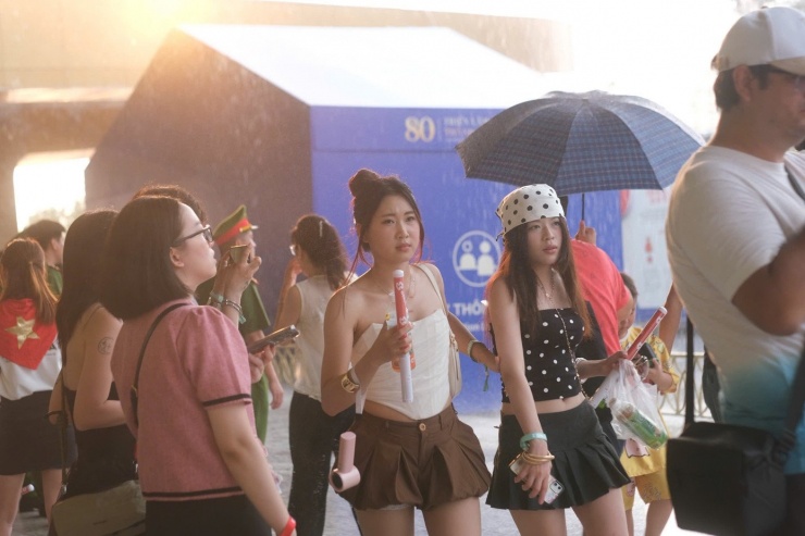 Đa số khán giả đến check-in từ sớm, tránh tình trạng chen lấn, đông đúc.
