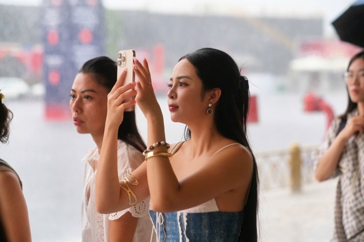 Sau gần một tiếng, cơn mưa nhẹ hạt dần, đại diện BTC của đại nhạc nhạc hội phát loa cảm ơn sự ủng hộ của khán giả, thông báo đêm nhạc sẽ bắt đầu ngay khi trời hết mưa.