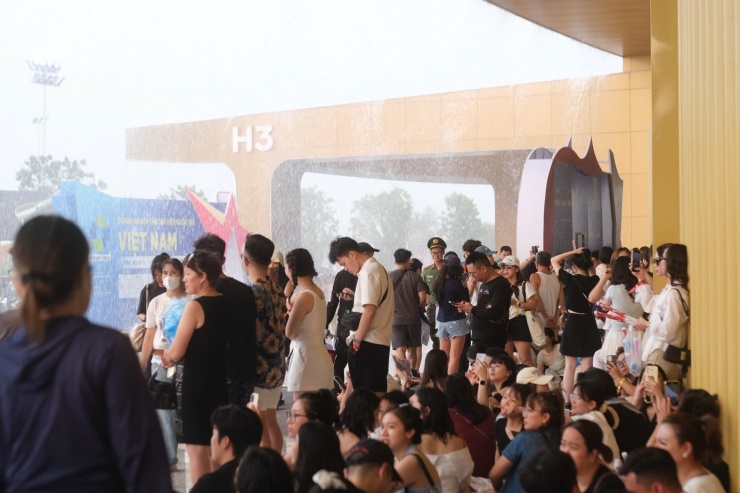 Đại nhạc hội Moments of Wonder quy tụ nhiều ngôi sao trong nước và quốc tế như DJ Snake, J Balvin, The Kid LAROI, DPR Ian, Soobin, Hòa Minzy…