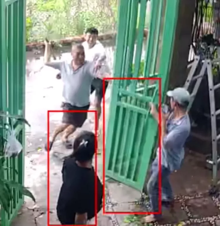 Tuấn "trọc" dùng hung khí tấn công một người dân ở phường Tân Triều (tỉnh Đồng Nai).