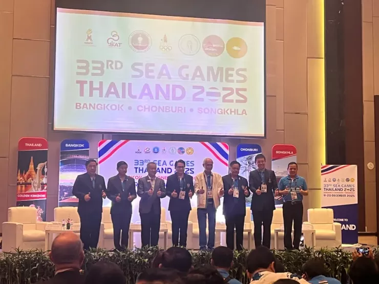 Chủ tịch Hội đồng SEA Games, ông Chaiyaphak Siriwat (thứ 4 từ phải sang) cùng trưởng đoàn các nước. Ảnh: CCT.