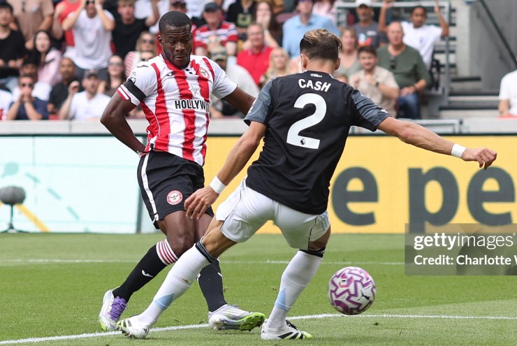 Ouattara (áo trắng đỏ) chơi khá tốt trong màu áo Brentford