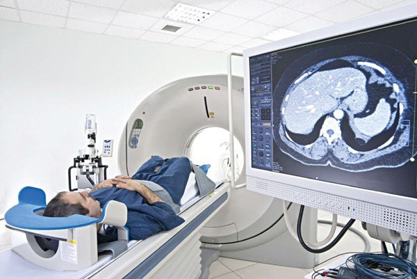 Nhân viên y tế sẽ không ở trong phòng với người bệnh khi thực hiện thao tác chụp nhưng họ sẽ có thể nhìn và nói chuyện với người được chụp MRI qua một hệ thống điện đàm nội bộ. Trường hợp đặc biệt, nhân viên y tế sẽ ở trong phòng chụp cùng với người bệnh. Ảnh minh họa: Internet