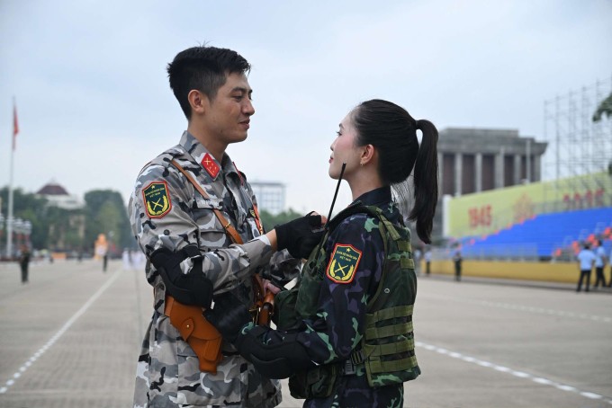 Phút gặp gỡ ngắn ngủi của Thượng úy Vũ Đình Khôi và bạn gái, Trung sĩ Nguyễn Thị Bích Loan trước buổi tổng hợp luyện tại Quảng trường Ba Đình, chiều 21/8. Ảnh: Mạnh Nguyễn