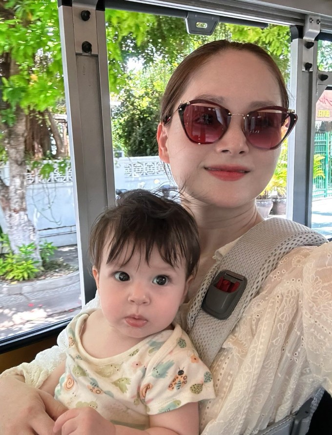 Lan Phương và con gái lúc ở Đà Nẵng.
