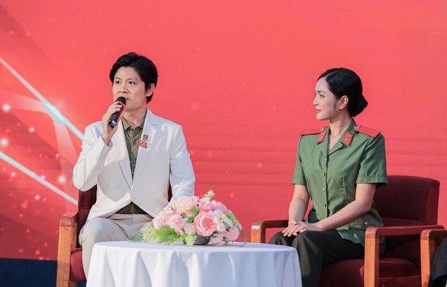 Duyên Quỳnh và nhạc sĩ Nguyễn Văn Chung tại buổi ra mắt MV Nguyện thề vì bình yên.