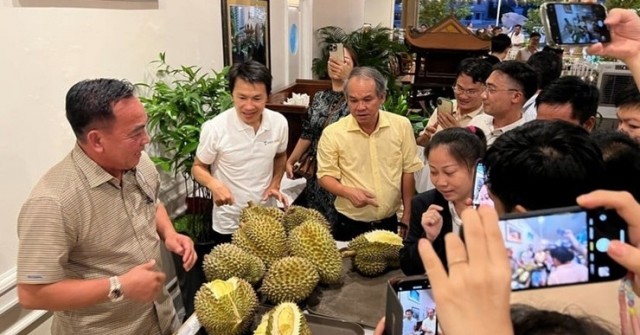 Cùng con trai hoàn tất thương vụ trăm tỷ, bầu Đ...