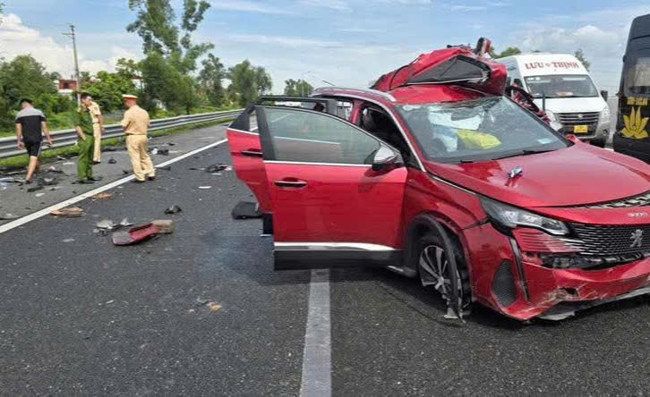 Khu vực xảy ra vu tai nạn giữa 2 xe ô tô trên cao tốc Hà Nội - Hải Phòng.
