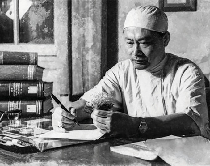 Giáo sư Tôn Thất Tùng nghiên cứu trên bệnh phẩm gan khô. Ảnh: Tư liệu do Giáo sư Đặng Hanh Đệ cung cấp