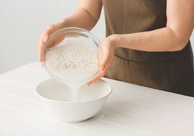 Dùng nước vo gạo ủ tóc giúp tóc chắc khỏe, hạn chế rụng tóc.