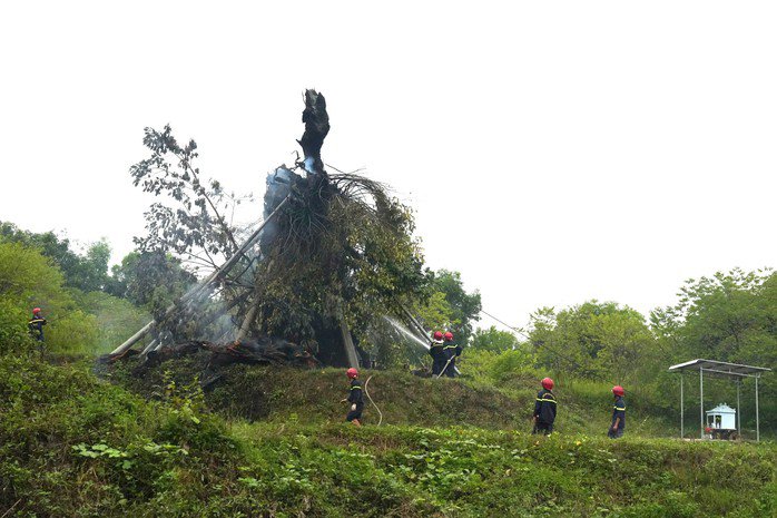 Lực lượng chức năng tham gia chữa cháy