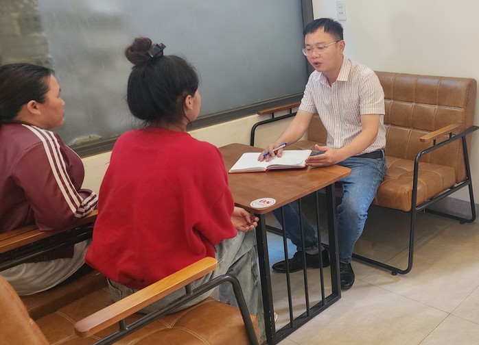 Em H.G.B. và mẹ phản ánh với phóng viên về vụ việc
