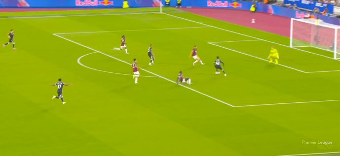 Đáng lẽ có thể đặt lòng ngay, Estevao lại quyết định quặt Kilman để sút chân trái