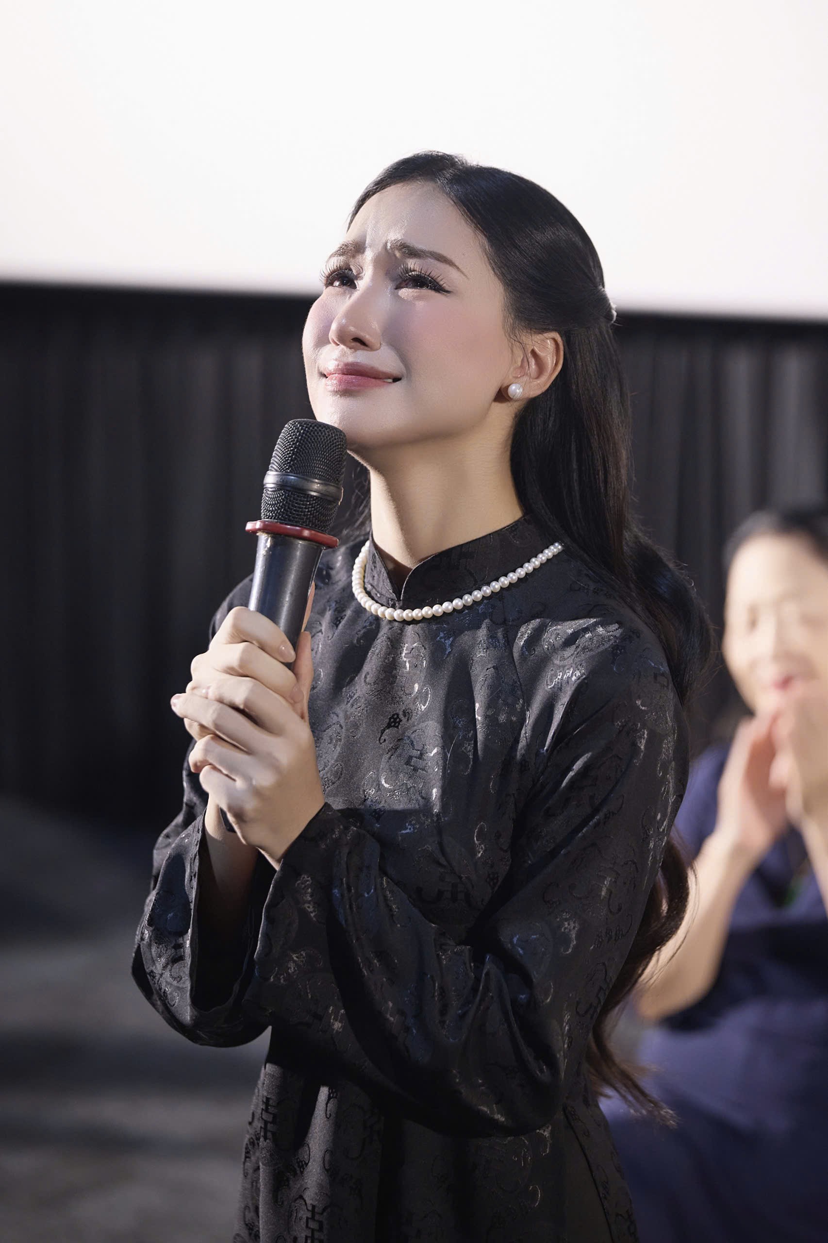 Hòa Minzy xúc động chia sẻ về ông nội.