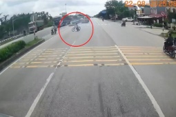 Xe máy - Xe đạp - Clip: Container phanh cháy đường tránh cụ ông dắt xe đạp như chỗ không người