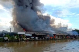 Media - Nhân chứng bàng hoàng kể lại giây phút người đàn ông đốt nhà cháy rụi 56 ki ốt ở chợ Thanh Tùng