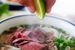 Ăn phở có nên vắt chanh? Cách ăn phở của người Hà Nội
