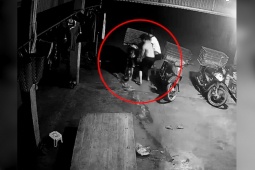 Xe máy - Xe đạp - Clip: Người phụ nữ ném lọ cồn suýt đốt cháy xe máy và cái kết hú vía