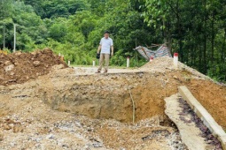Cấm đường, di dời dân vì quốc lộ sụt lún sâu hoắm