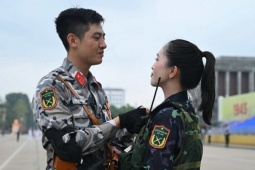 Nụ hôn vội của những cặp quân nhân trong buổi hợp luyện diễu binh