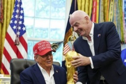 Tổng thống Trump muốn giữ cúp vàng, chủ tịch Infantino nói gì?