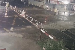Tin tức trong ngày - Hai nữ nhân viên cứu thanh niên ngã trên đường ray khi tàu sắp đến