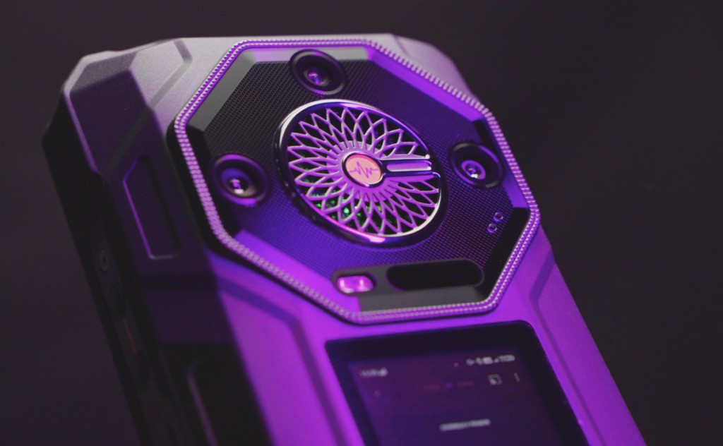 Hai mẫu Armor 33 đều được trang bị đèn RGB.