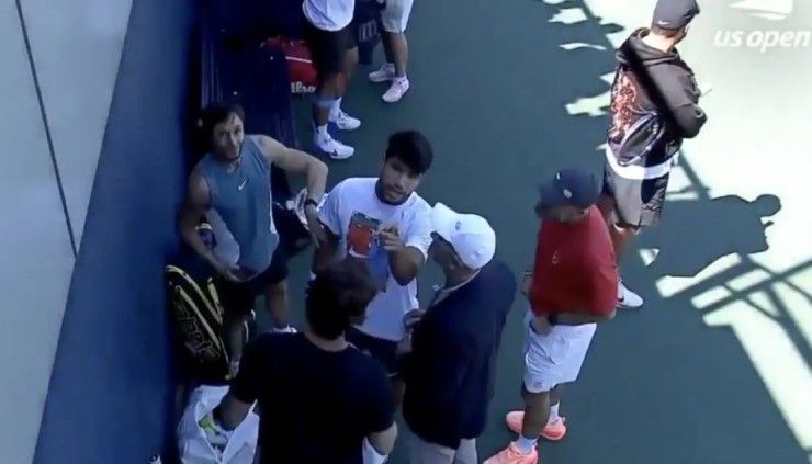 Alcaraz nổi nóng vì sợ "lộ bài"