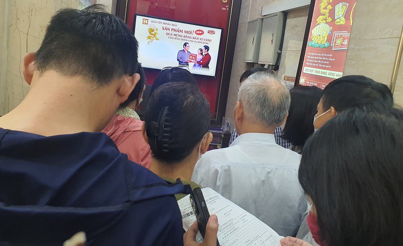 Khu vực thanh toán cũng khá đông đúc.