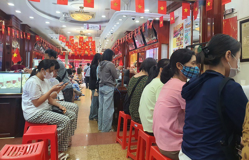 Hàng trăm người xếp hàng mua vàng vào ngày hôm nay.