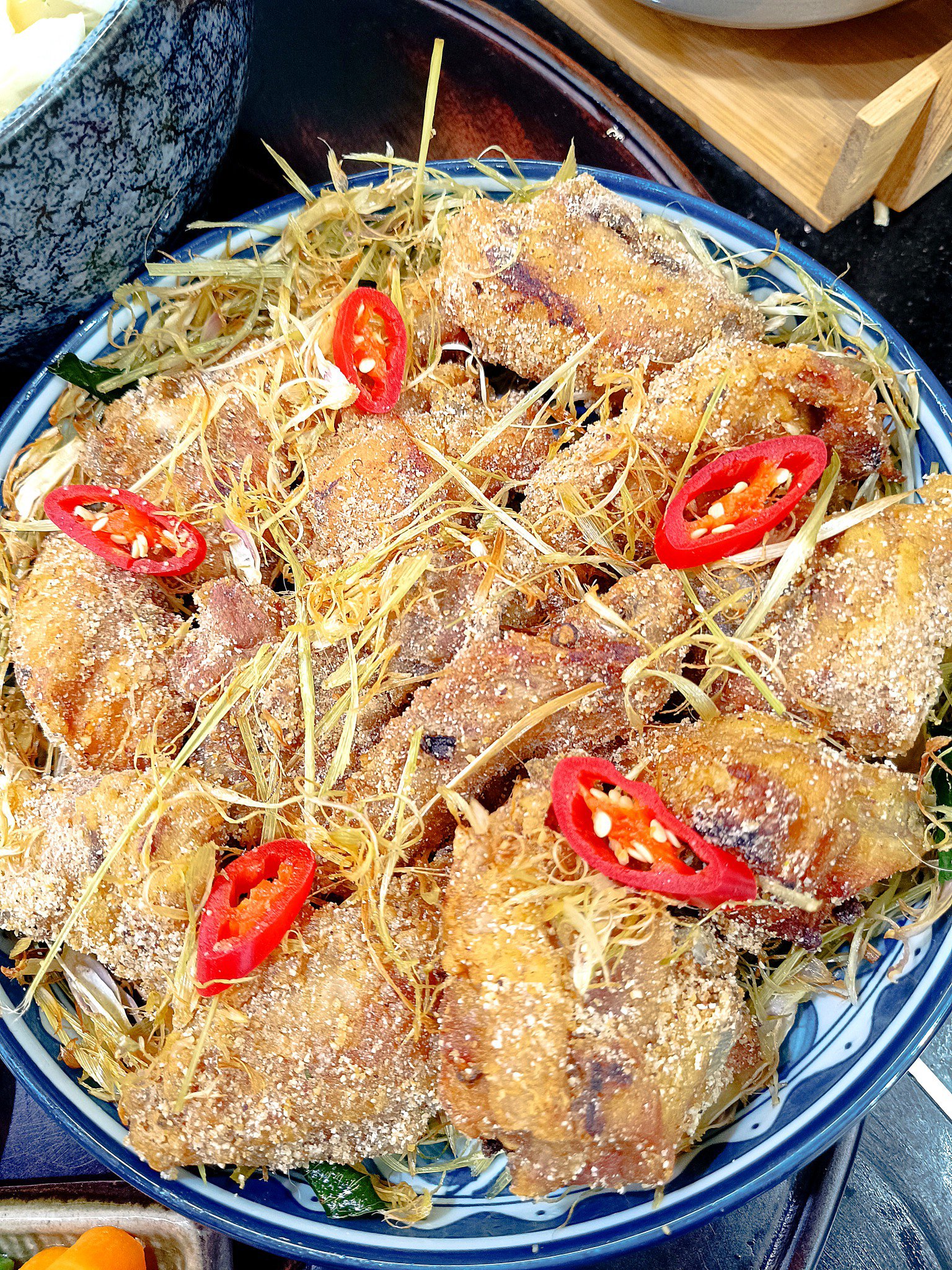 Làm nóng chảo, cho gà đã chiên và bột rang muối vào, đảo nhanh tay cho bột bám đều. Gắp ra đĩa, rắc thêm ít muối rang và sả chiên giòn là hoàn thành.