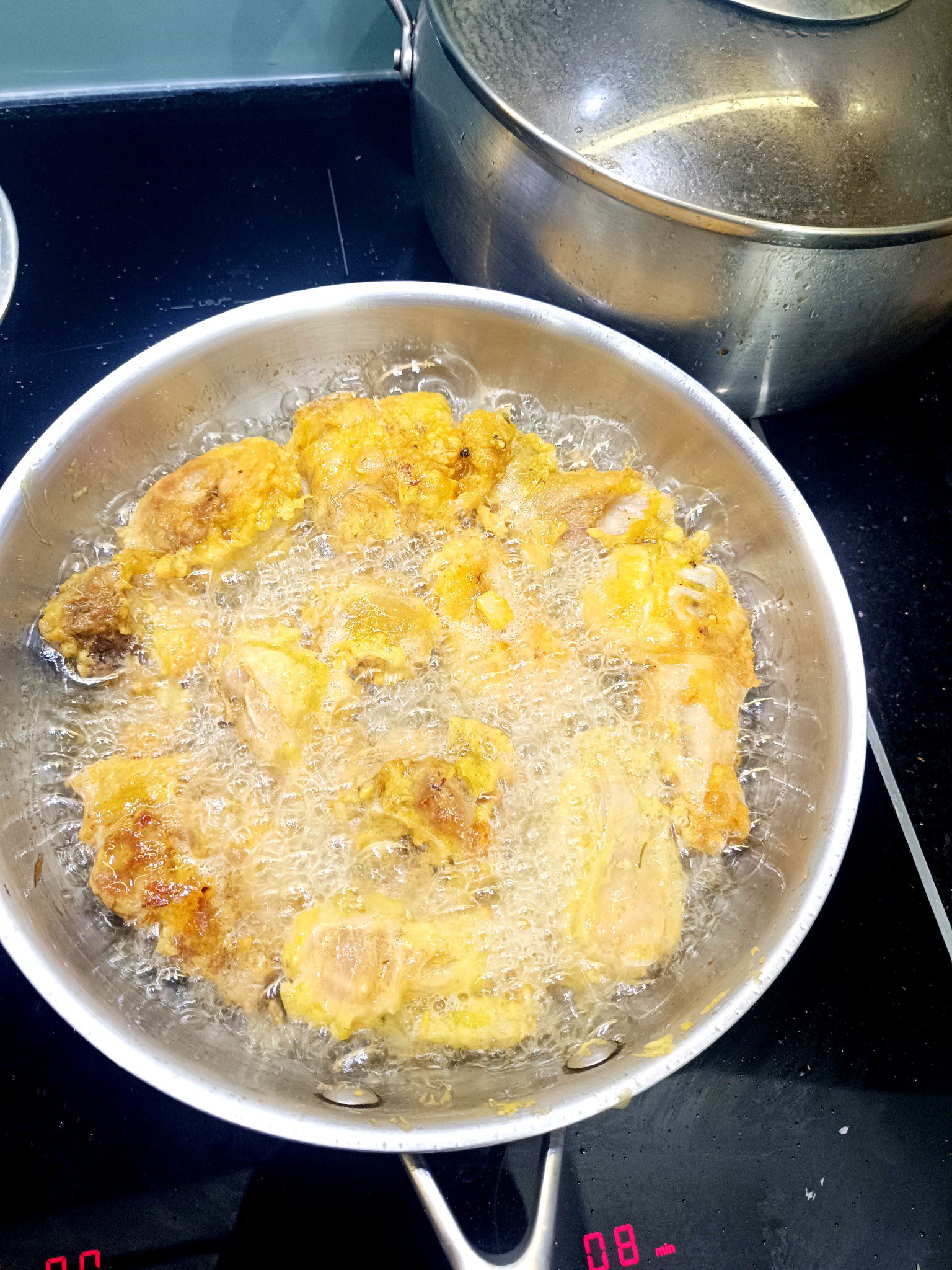 Chiên gà vàng giòn.