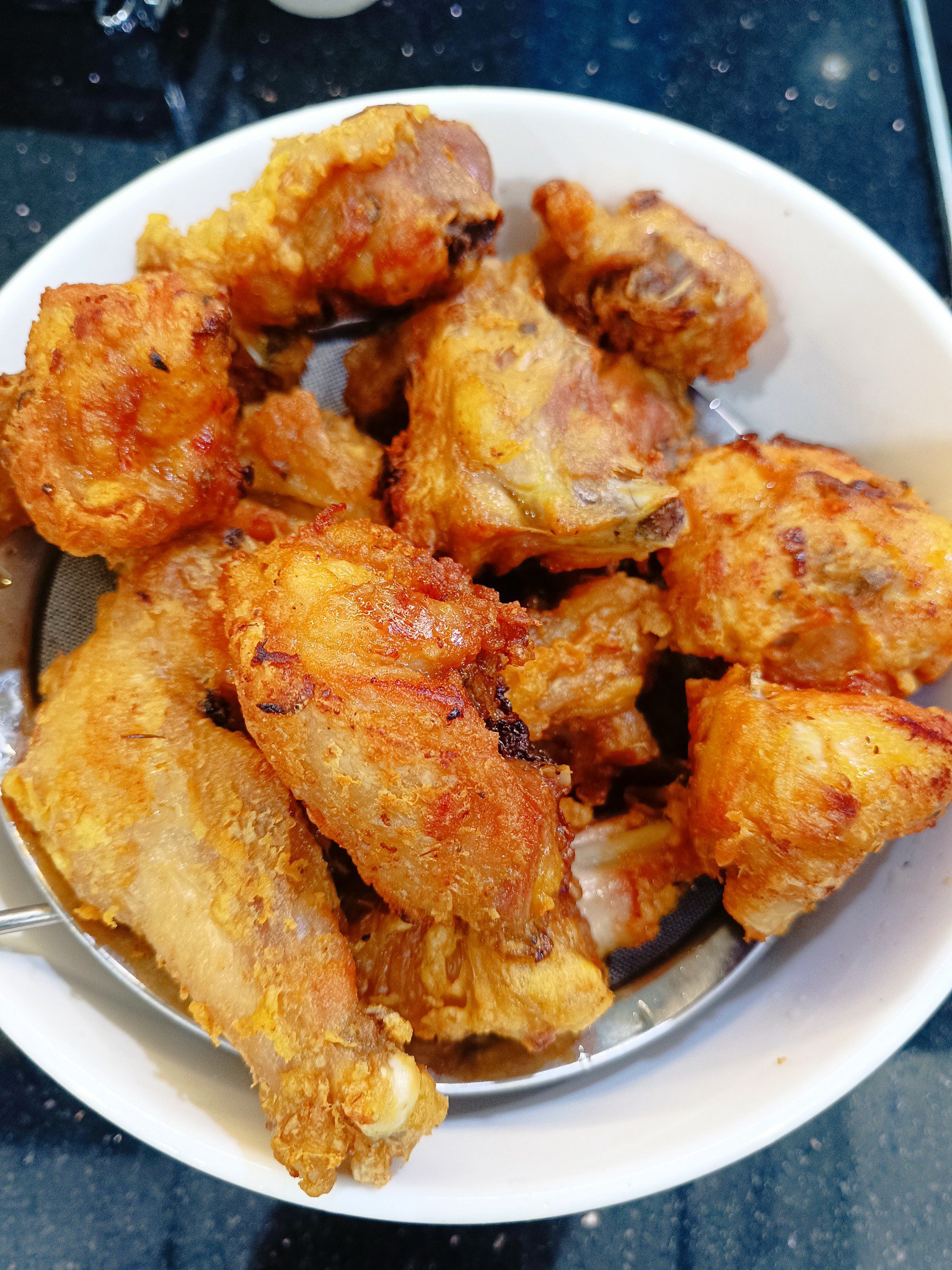 Vớt gà ra, để ráo dầu.